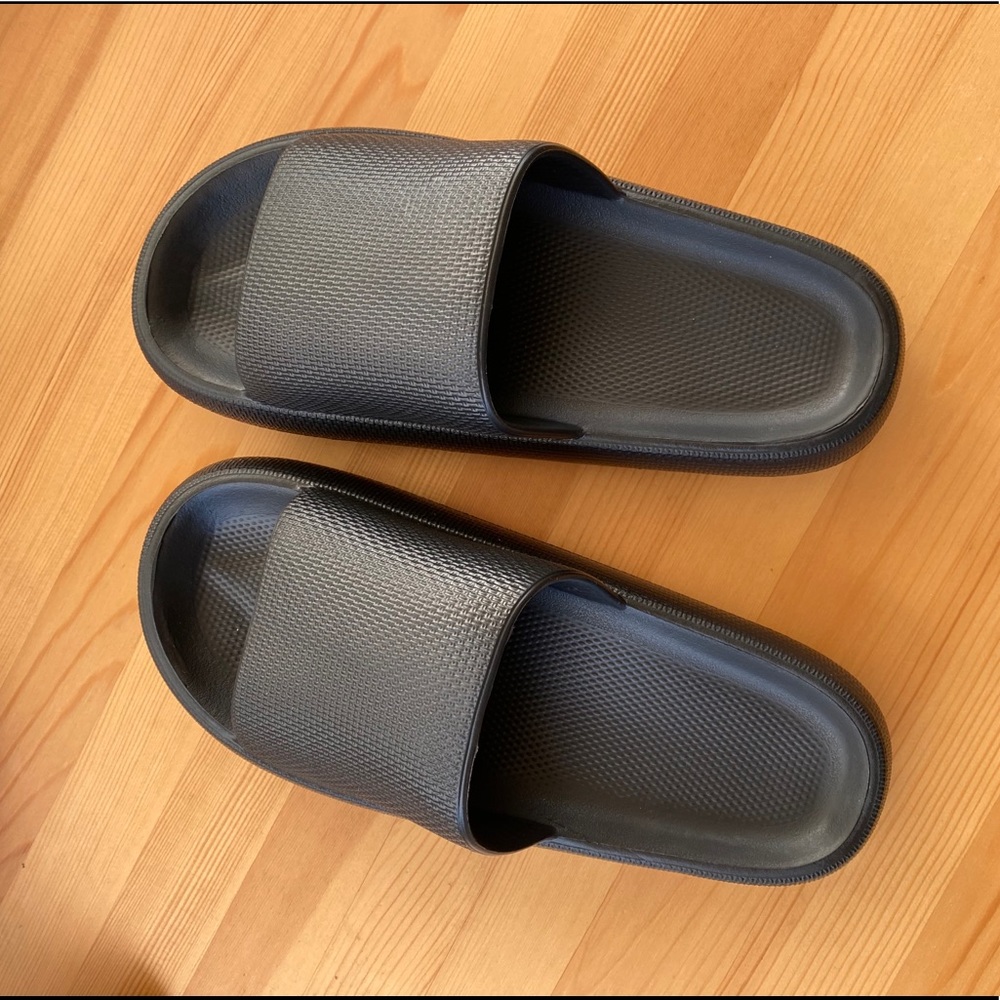 Sootheez comfy blacksandal W: 9.5-10.5, M: 8.5-9.5